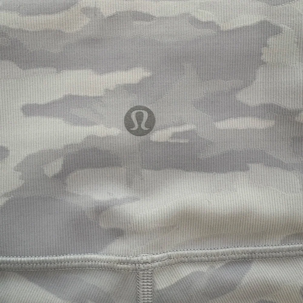 Lululemon Wunder Under Short 10" *Ribbed Incognito Camo Jacquard Alpine White St - Picture 8 of 9
